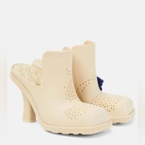 🔥Burberry Highland Perforated Detailed Mules-New Season